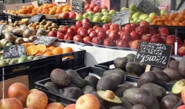 Marktstand mit Obst und Gemüse